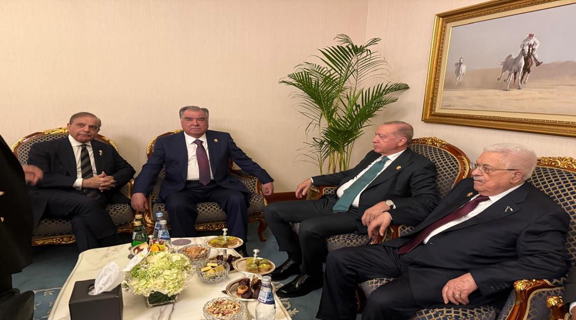 الرئيس محمود عباس، يلتقي الرئيس التركي رجب طيب أردوغان، على هامش اجتماعات القمة العربية الإسلامية الطارئة لبحث الهجوم الإسرائيلي على دولة قطر